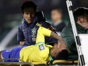 Tangis Neymar Kesakitan di Tengah Lapangan Tangis Neymar Kesakitan di Tengah Lapangan