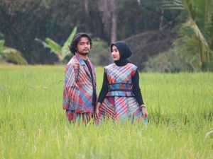 Pria Magelang Bikin Outfit Prewedding dari Tikar, Habisnya Rp 800 Ribu!