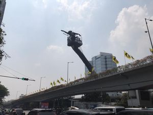 Melihat Para Petugas Melawan Gravitasi Demi Bersihkan Patung Pancoran