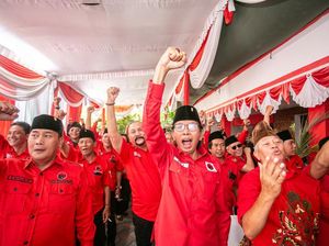 Pekik Merdeka Kader PDIP Surabaya Saat Mega Umumkan Mahfud Md Cawapres Ganjar Pekik Merdeka Kader PDIP Surabaya Saat Mega Umumkan Mahfud Md Cawapres Ganjar
