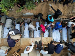 Pemakaman 11 Anggota Keluarga yang Tewas dalam Serangan Israel Pemakaman 11 Anggota Keluarga yang Tewas dalam Serangan Israel