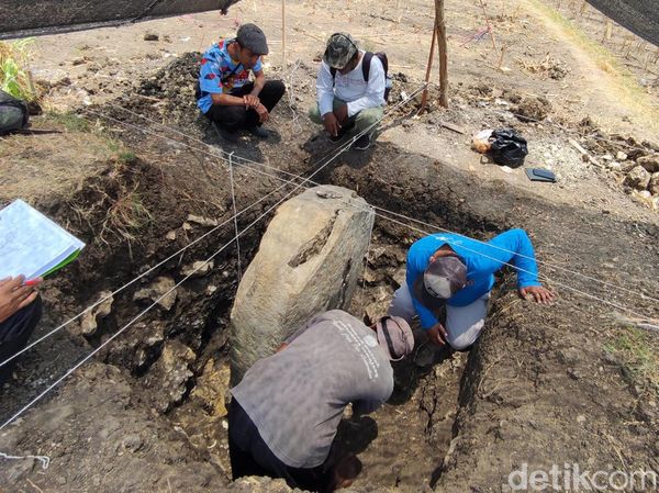 Penampakan Dua Prasasti Sambangan Hasil Ekskavasi