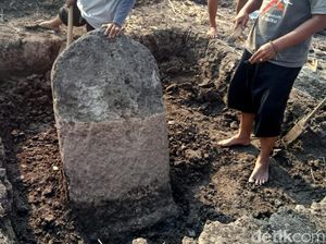 Geger! 2 Prasasti Ditemukan di Kebun Warga Lamongan Jatim, Begini Wujudnya Geger! 2 Prasasti Ditemukan di Kebun Warga Lamongan Jatim, Begini Wujudnya