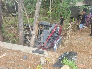 Brakk! Avanza Ringsek Usai Tabrak PJU-Pohon di Jalan Wonosari