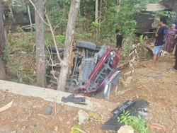 Brakk! Avanza Ringsek Usai Tabrak PJU-Pohon di Jalan Wonosari