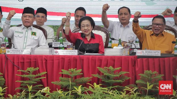 Ketua Umum PDIP Megawati Soekarnoputri resmi mengumumkan Mahfud MD sebagai cawapres pendamping Ganjar Pranowo. Pengumuman berlangsung di Kantor DPP PDIP, Jakarta, Rabu, 18 Oktober 2023. (CNN Indonesia/Adhi Wicaksono)