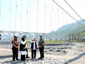 Khofifah Resmikan Jembatan Kaliregoyo Lumajang Khofifah Resmikan Jembatan Kaliregoyo Lumajang