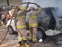 Antar Anak Wisuda ISI Solo, Mobil Warga Surabaya Terbakar di Parkiran