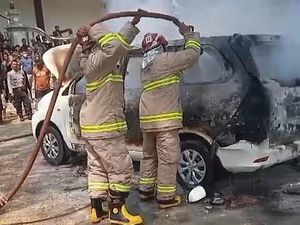 Antar Anak Wisuda ISI Solo, Mobil Warga Surabaya Terbakar di Parkiran Antar Anak Wisuda ISI Solo, Mobil Warga Surabaya Terbakar di Parkiran
