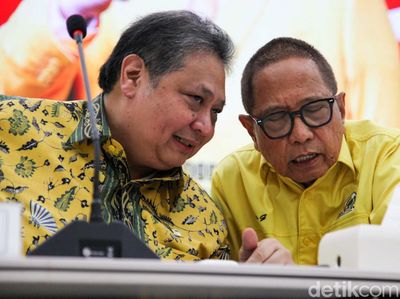 Pimpin Rapat Pleno, Airlangga Kumpulkan Pengurus Golkar
