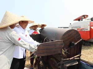 Pj Bupati Tangerang Andi Ony Gelar Panen Raya Padi Bersama Petani Pj Bupati Tangerang Andi Ony Gelar Panen Raya Padi Bersama Petani