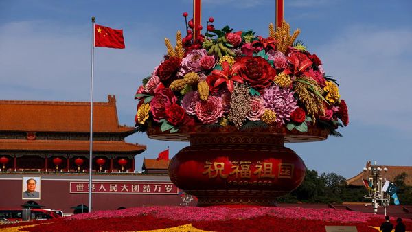 China Bikin Pot Bunga Raksasa untuk Hormati Para Pahlawan