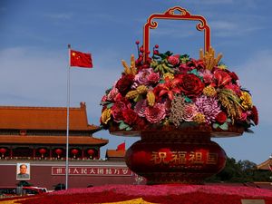 China Bikin Pot Bunga Raksasa untuk Hormati Para Pahlawan China Bikin Pot Bunga Raksasa untuk Hormati Para Pahlawan