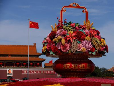 China Bikin Pot Bunga Raksasa untuk Hormati Para Pahlawan