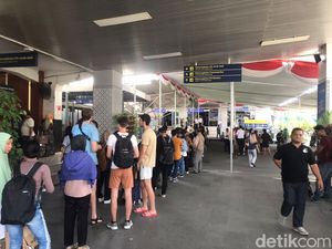 Penumpang Stasiun Tugu Jogja Cancel Tiket-Reschedule Imbas Laka KA Sentolo Penumpang Stasiun Tugu Jogja Cancel Tiket-Reschedule Imbas Laka KA Sentolo