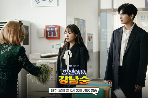 Potret Park Hyung Sik dan Park Bo Young dalam drama Strong Girl Nam Soon