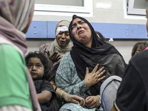 Warga Gaza Mengungsi di RS, Tulis Nama di Tangan Agar Dikenali saat Tewas Dibom Warga Gaza Mengungsi di RS, Tulis Nama di Tangan Agar Dikenali saat Tewas Dibom