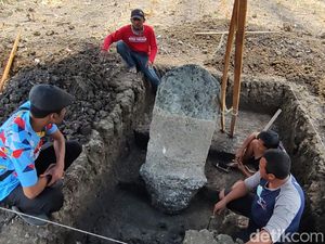 Dua Prasasti Sambangan yang Diekskavasi Mulai Tampak Bentuknya Dua Prasasti Sambangan yang Diekskavasi Mulai Tampak Bentuknya
