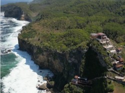 Wisata Puncak Segoro, Makan Enak dan Lihat Laut Lepas di Puncak Tebing