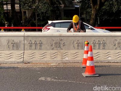 Pembatas Flyover Mochtar Kusumaatmadja Dipasangi Ornamen Khas Sunda