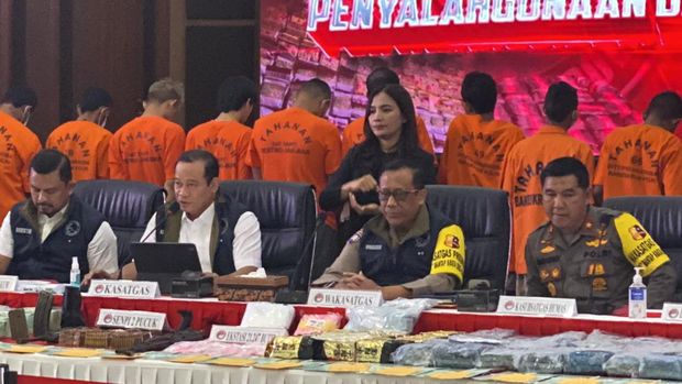 Satgas Penanggulangan Peredaran Gelap Narkoba Polri menangkap 2 tersangka baru terkait jaringan gembong narkoba Fredy Pratama. (Rumondang-detikcom)