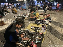 Pasar Senthir, Tempat Berburu Barang Loak-Antik di Jogja