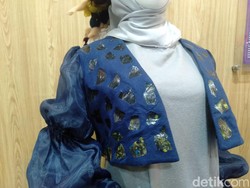 Tangan Kreatif Mahasiswa Polimedia Ubah Limbah Plastik Jadi Busana Cantik