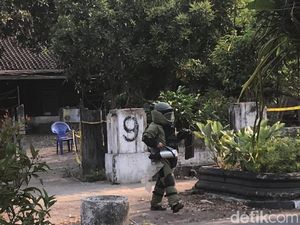 Potret Detik-detik Gegana Datangi Rumah di Jalan Patangpuluhan Jogja Potret Detik-detik Gegana Datangi Rumah di Jalan Patangpuluhan Jogja