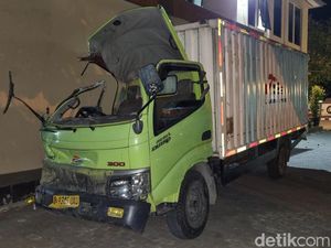 Truk Muatan Makanan Ringan Terguling di Imogiri, Sopir Tewas