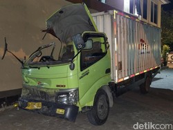 Truk Muatan Makanan Ringan Terguling di Imogiri, Sopir Tewas