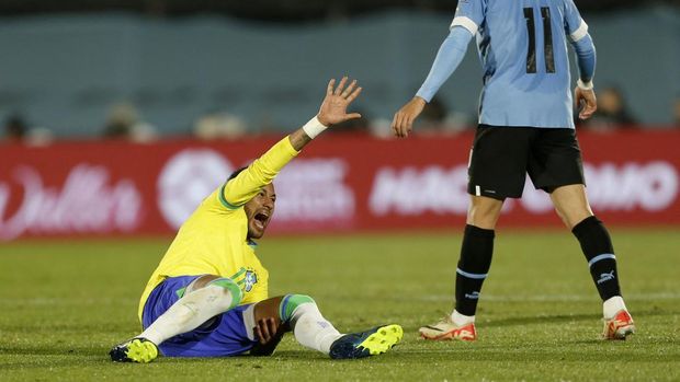 Soccer Football - World Cup - South American Qualifiers - Uruguay v Brazil - Estadio Centenario, Montevideo, Uruguay - October 17, 2023 Brazil's Neymar reacts after sustaining an injury REUTERS/Andres Cuenca