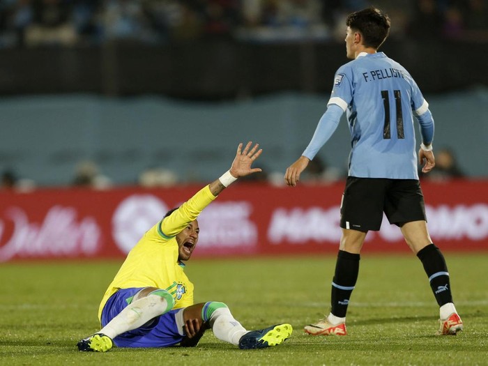 Soccer Football - World Cup - South American Qualifiers - Uruguay v Brazil - Estadio Centenario, Montevideo, Uruguay - October 17, 2023 Brazil's Neymar reacts after sustaining an injury REUTERS/Andres Cuenca