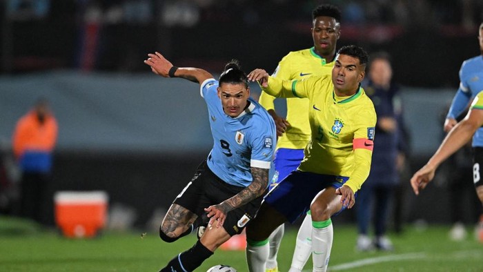 Uruguays forward Darwin Nunez (L) and Brazils midfielder Casemiro (R) fight for the ball during the 2026 FIFA World Cup South American qualification football match between Uruguay and Colombia at the Centenario Stadium in Montevideo on October 17, 2023. (Photo by Eitan ABRAMOVICH / AFP)
