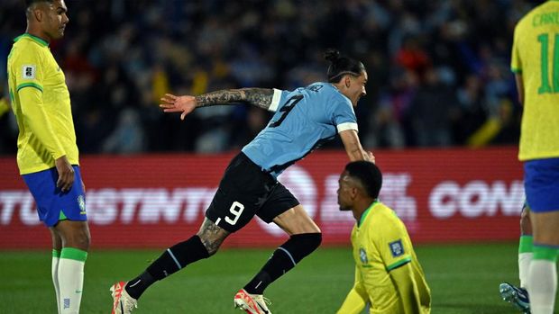 Uruguay's forward Darwin Nunez (C) celebrates after scoring during the 2026 FIFA World Cup South American qualification football match between Uruguay and Colombia at the Centenario Stadium in Montevideo on October 17, 2023. (Photo by Eitan ABRAMOVICH / AFP)