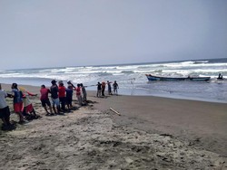Kapal Compreng Berisi 9 ABK Terbalik di Laut Cilacap, 1 Orang Tewas-2 Hilang