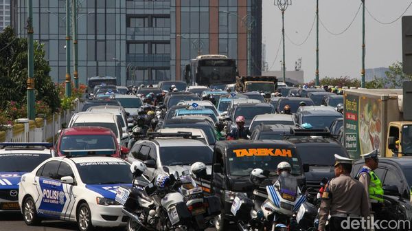 Ada Pengalihan Lalin di KPU, Lalin Kuningan Macet Banget