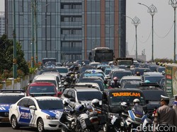 Luhut Sebut Pajak Motor Bensin Bakal Naik buat Subsidi Transportasi Umum