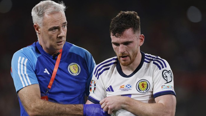 Soccer Football - Euro 2024 Qualifier - Group A - Spain v Scotland - Estadio de La Cartuja, Seville, Spain - October 12, 2023 Scotlands Andy Robertson walks off the pitch after sustaining an injury REUTERS/Marcelo Del Pozo