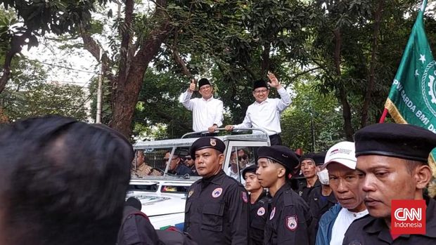 Anies-Cak Imin Lambaikan Tangan Saat Lewati Rumah Megawati. CNN Indonesia/Lina Itafiana