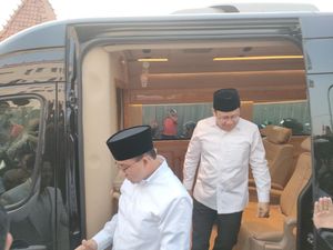 Sebelum Berangkat ke KPU Daftar Capres, Anies Sungkem Cium Kaki Ibu