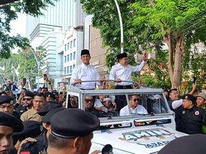 Anies-Cak Imin Daftar ke KPU Naik Land Rover Atap Terbuka Anies-Cak Imin Daftar ke KPU Naik Land Rover Atap Terbuka