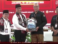 Anies dan Ketua KPU Bertukar Cendera Mata Usai Resmi Daftar Pilpres 2024