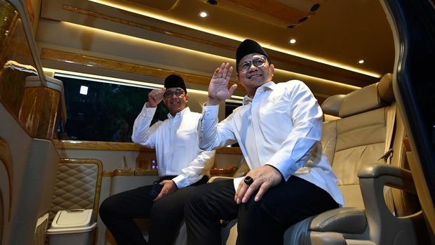 Pasangan bakal calon presiden Anies Baswedan (kiri) bersama bakal calon wakil presiden Muhaimin Iskandar memberi salam kepada para wartawan saat akan menuju Gedung KPU Jakarta,  di kediamannya di Lebak Bulus, Jakarta,Kamis (19/10/2023). ANTARA FOTO/Indrianto Eko Suwarso/hp.