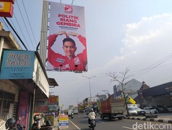 Baliho Kaesang Pangarep Berpose Love Sign Mulai Mejeng di Magelang