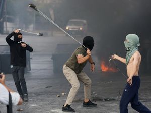 Bermodal Batu, Pejuang Palestina Bentrok dengan Militer Israel di Ramallah