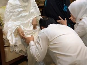 Momen Cak Imin Cium Kaki Ibu Jelang Pendaftaran ke KPU Momen Cak Imin Cium Kaki Ibu Jelang Pendaftaran ke KPU