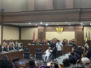 Pakai Kursi Roda, Lukas Enembe Jalani Sidang Vonis Kasus Suap-Gratifikasi