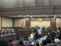 Pakai Kursi Roda, Lukas Enembe Jalani Sidang Vonis Kasus Suap-Gratifikasi