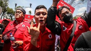 Ekspresi Meriah Relawan Ganjar-Mahfud Meski Cuaca Terik