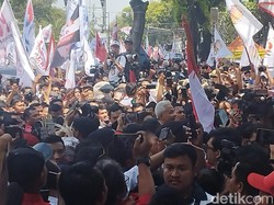 Ganjar-Mahfud Tiba di KPU RI, Disambut Antusias Relawan